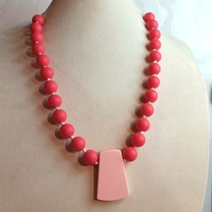 Coral silicone necklace with a pink trapeze pendant